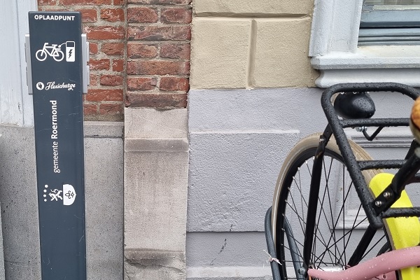 Oplaadpunt voor de elektrische fiets op de Markt in Roermond