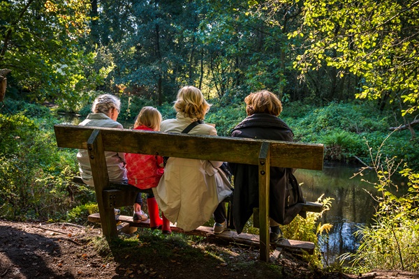 Familie sitzt auf einem Tablett und genießt die Natur in Roermond