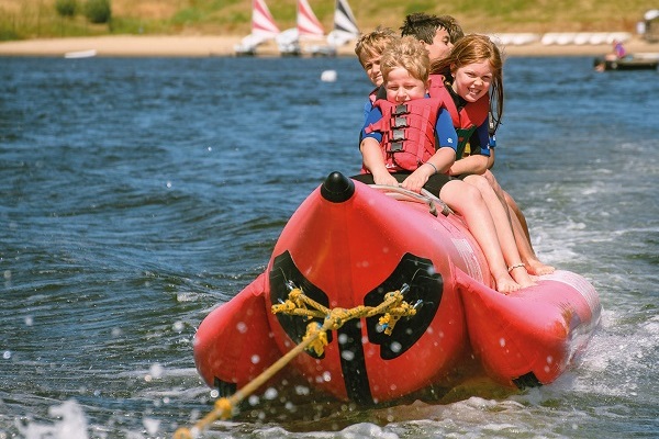 Kinderen op de banaan op de Maasplassen bij Maaseik