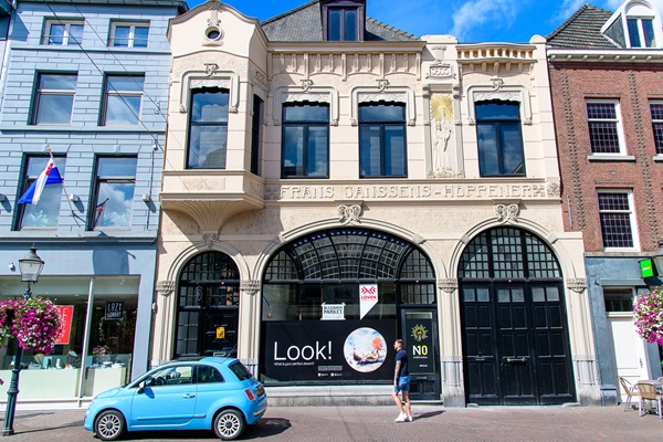 Blauwe Fiat 500 staat geparkeerd langs de straat in het centrum van Roermond
