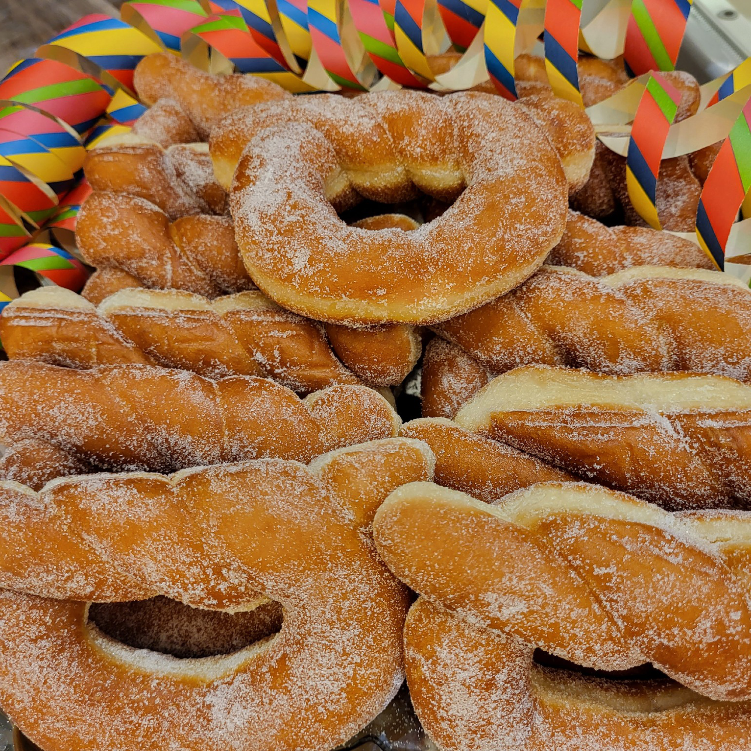 Schaal met nonnevotten en gekleurde papieren serpetines