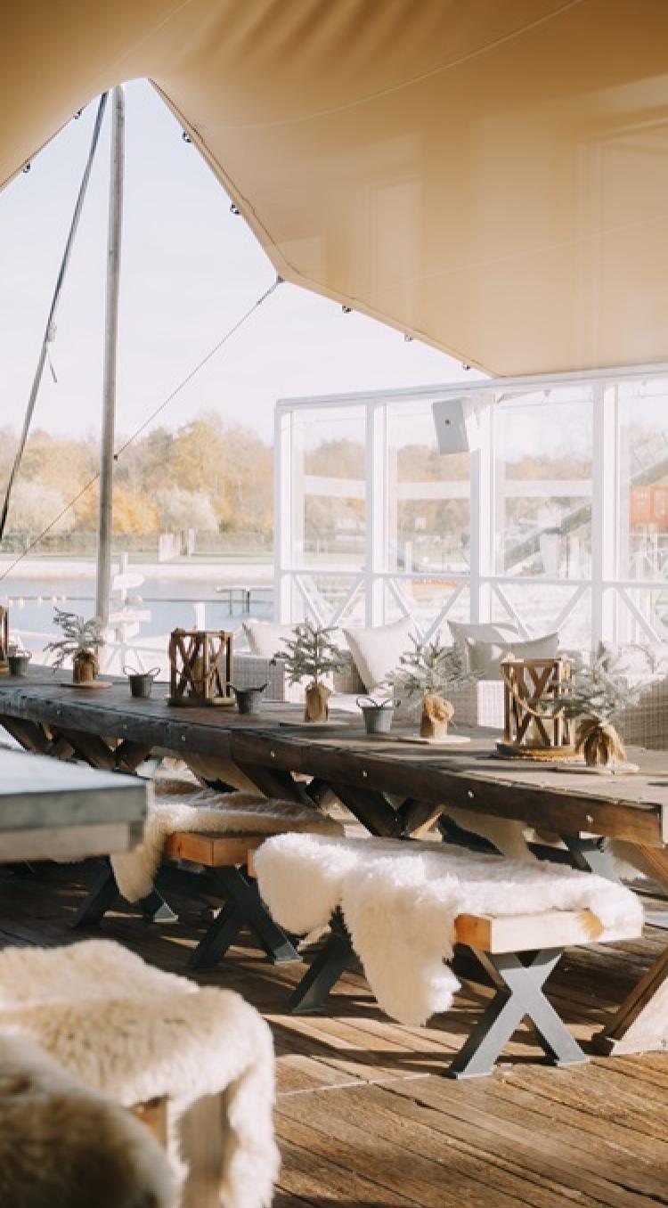 Beachclub Degreez in november, sfeervol verlicht en onlangs gekozen tot Beste Eventlocatie van Nederland 2026.