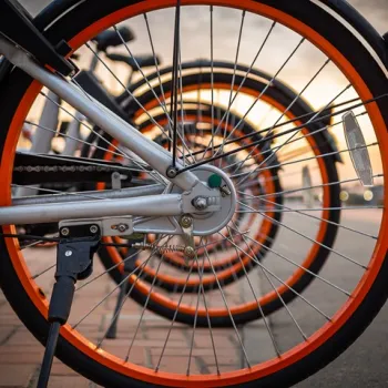 Ingelijnde fietsen met oranje velgen, gefotografeerd van dichtbij bij zonsondergang