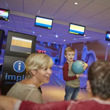 Jongen met bowlingbal tijdens een gezellig familie-uitje bij de Leistert.