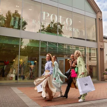 Vier vrouwen lopen met tassen door de hoofdstraat van het Designer Outlet in Roermond tijdens de wintersale.