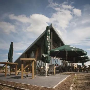 Terras bij De Boshut in Herkenbosch waar mensen buiten zitten en eten en drinken.